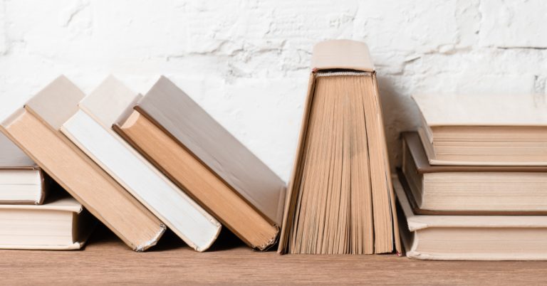 I love to read, but it's hard to find easy books when you're busy doing mom things. Here's a great list of books that are easy to read for busy moms.