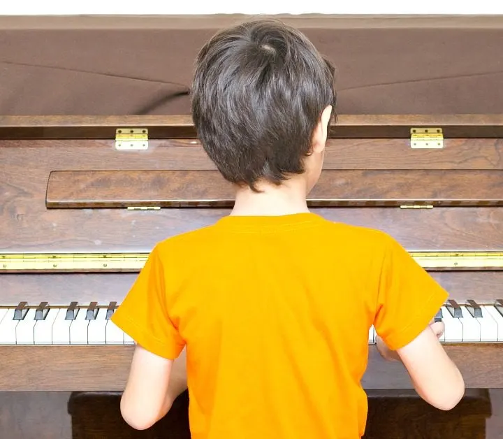 Kids like the idea of playing instrument until they have to practice. Here are some GREAT tips on getting kids to practice an instrument without a fuss.