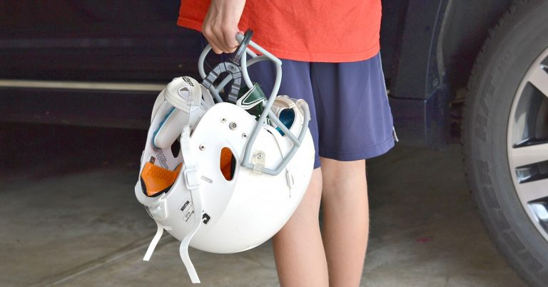 Are your afternoons crazy like mine? Here are some GREAT hacks for moms with kids in after school sports. You'll want to read these!