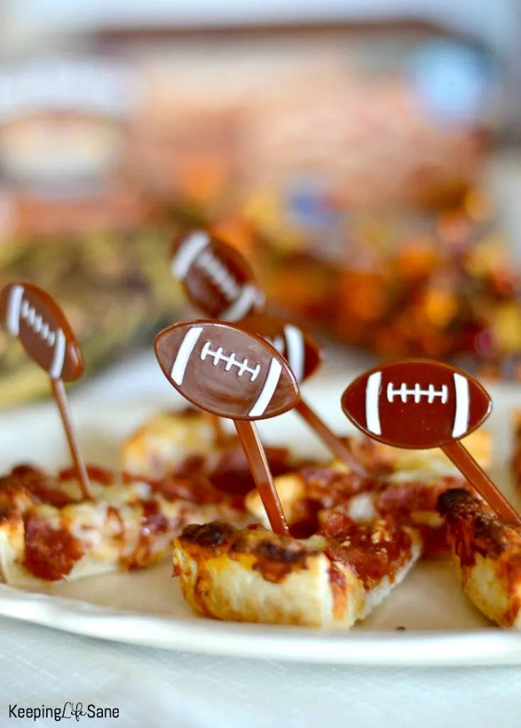 You know you need this super cute football printable this football season. Print this out and cook some pizza and you're ready for the game!