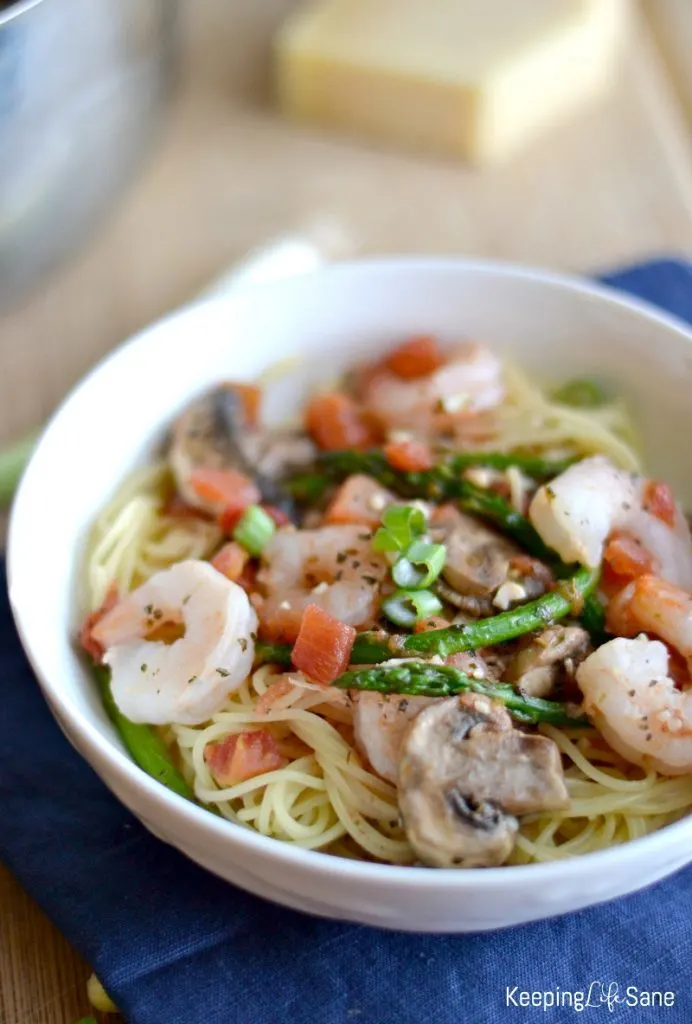 white bowl with spaghetti pasta with shirmp and asparagus