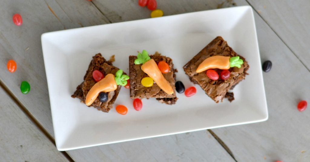 These Easter brownies are the cutest thing EVER and so easy to make. Kids love them and they are perfect to celebrate spring.