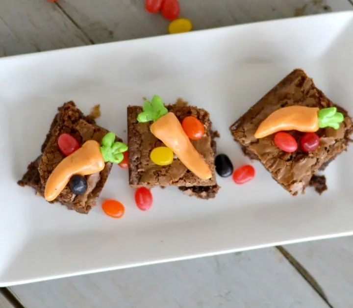 These Easter brownies are the cutest thing EVER and so easy to make. Kids love them and they are perfect to celebrate spring.