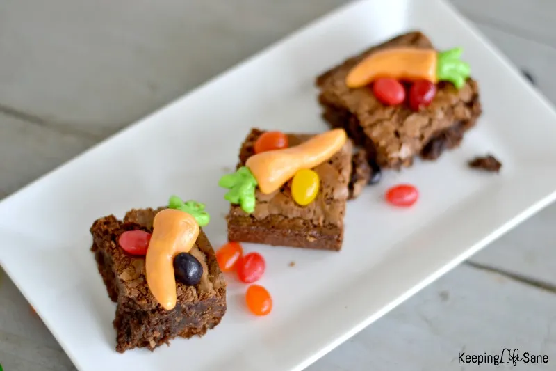 These Easter brownies are the cutest thing EVER and so easy to make. Kids love them and they are perfect to celebrate spring.