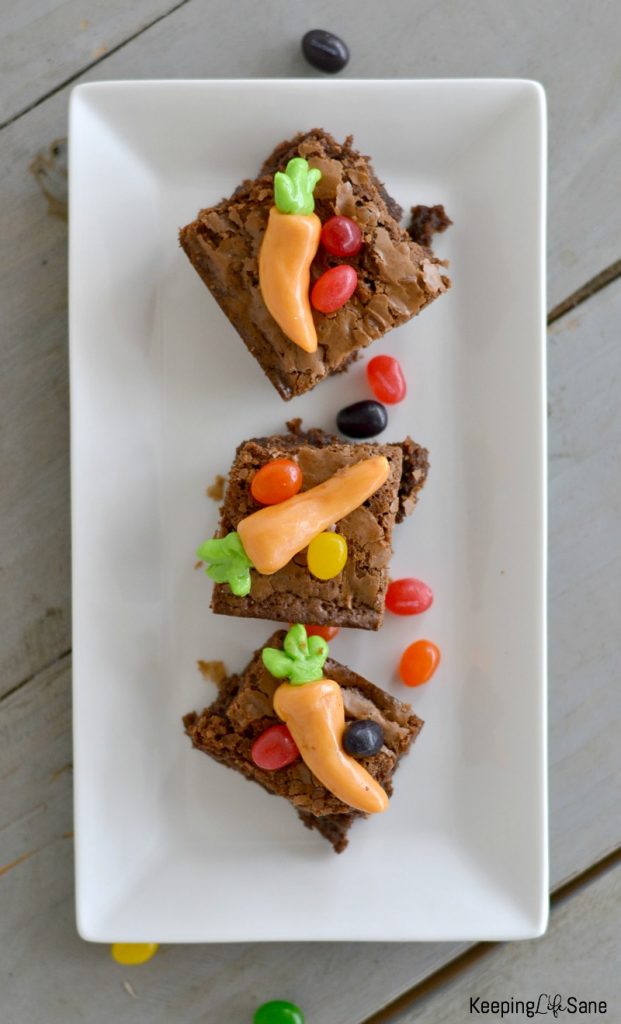 These Easter brownies are the cutest thing EVER and so easy to make. Kids love them and they are perfect to celebrate spring.