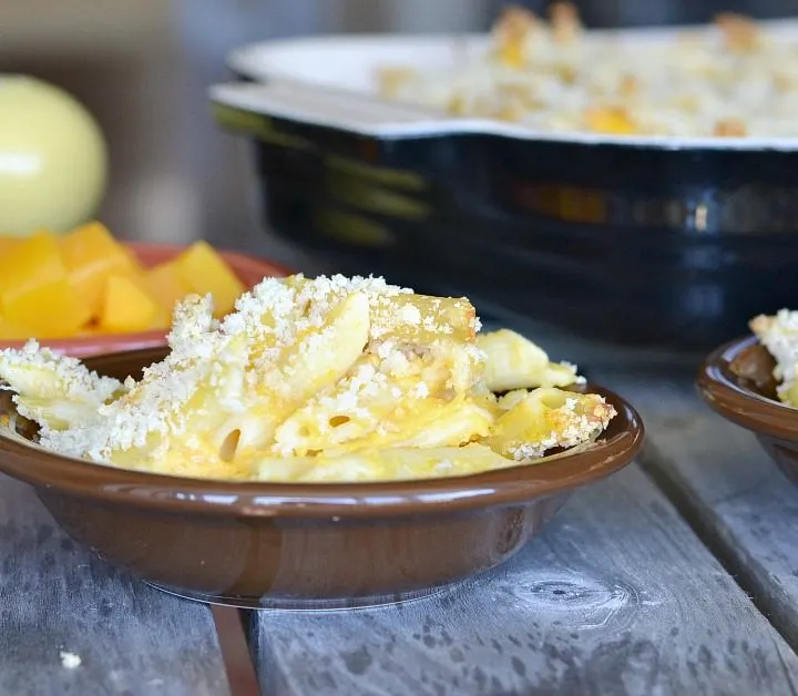 small bowls of Mac n cheese topped with bread crumbs