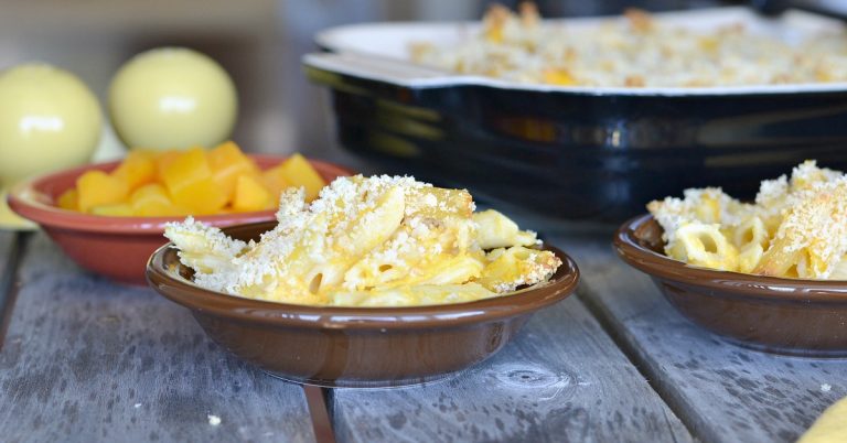 small bowls of Mac n cheese topped with bread crumbs